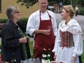 Elisabet, Henrik och Anna delar ut magasin